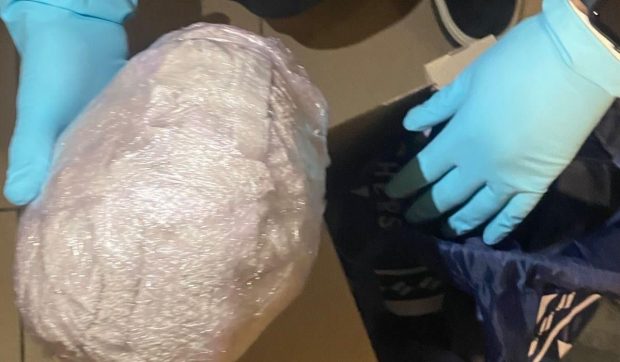 Cocaină din Spania, adusă pentru cluburile din București. Drogurile erau ascunse în haine, într-un colet
