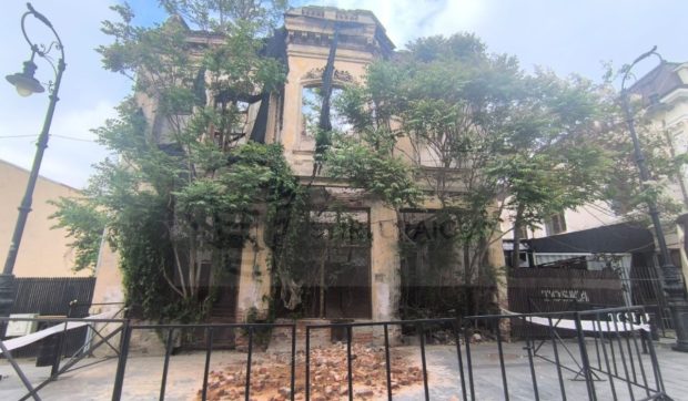 Povestea Casei cu Copaci a negustorului grec cu două fiice din Lipscănăria din Craiova. Primăria o vinde cu 30.000 de euro