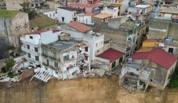 Un bărbat și-a construit cu propriile mâini casa la care visa, iar 50 de ani mai târziu a rămas fără nimic: „Mi-a căzut și inima în prăpastie”