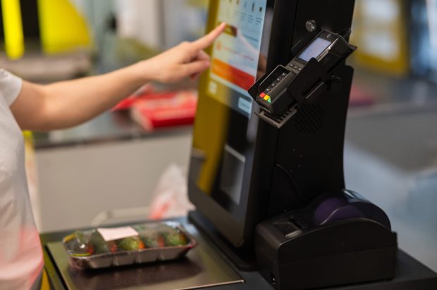 O directoare de școală a fost prinsă când fura 98 de articole dintr-un supermarket, la casele self-pay, în SUA