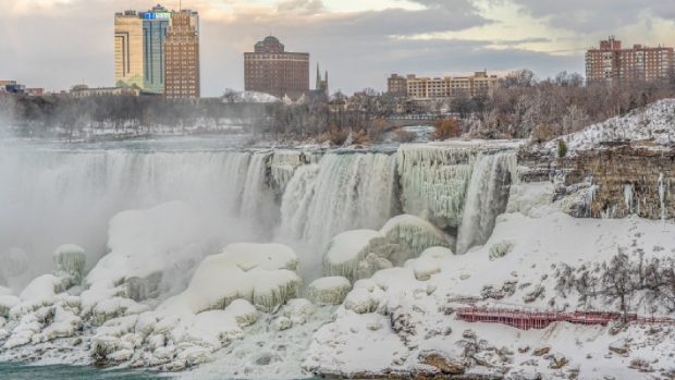 Cascada Niagara a înghețat din cauza unui vortex polar: „Dar apa continuă să curgă”