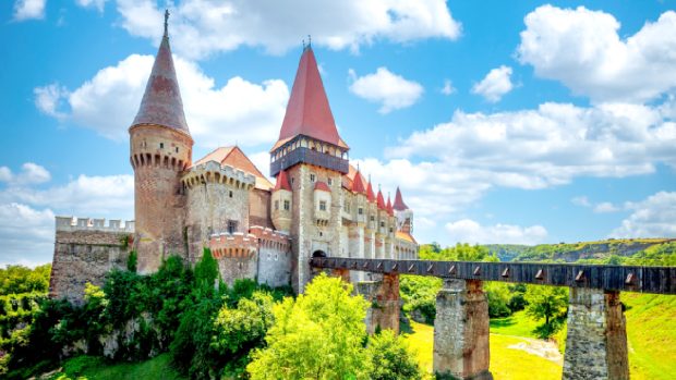 Americanii sunt trimiși să viziteze Castelul Corvinilor, din Hunedoara: „Desprins direct din paginile unei epopei medievale”