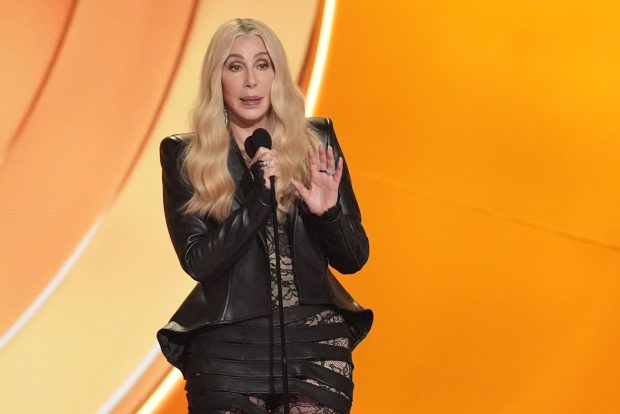Imagine Stire Cher, moment stânjenitor la Premiile Grammy 2026. Artista a stârnit hohote de râs | 2review.ro