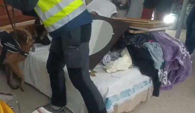 Ținuți în condiții mizere, păziți non-stop și trimiși la muncă până la epuizare. Coșmarul românilor exploatați de alți români, în Spania | VIDEO