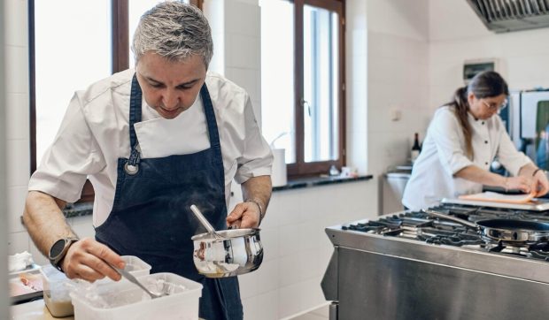 Un cuplu de români deschide în Italia un restaurant în formă de piramidă