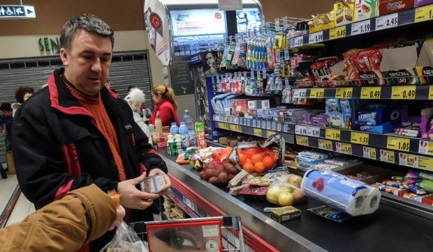 Consumul a scăzut brusc în 2025 și în ianuarie 2026: la ce renunță românii din cauza inflației
