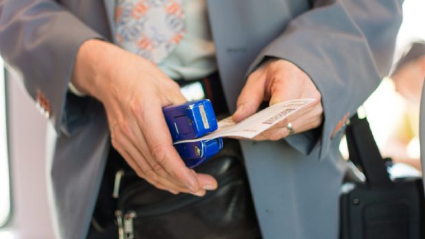 Trei români circulau fără bilet cu un tren din Austria. Când au fost prinși, unul dintre ei a scos briceagul