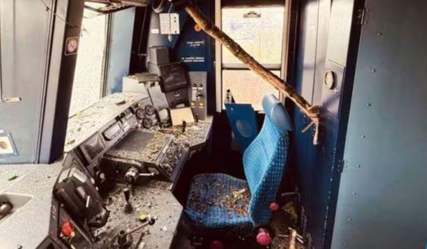 Un conductor de tren a scăpat de moarte în ultima secundă, după ce un copac a căzut și a străpuns cabina locomotivei