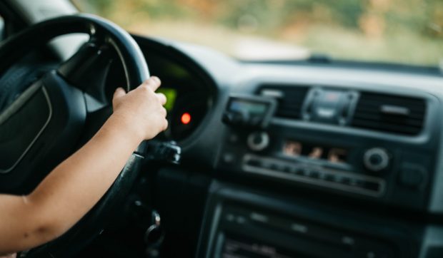 Un copil de 12 ani a ieșit beat la „plimbare” cu mașina tatălui său și a provocat mai multe accidente: alți doi copii erau cu el