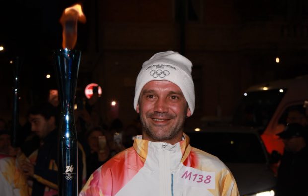 Imagine Stire Cristi Chivu, alături de soția Adelina și fiicele lor la purtarea torței, cu o zi înainte de începerea Jocurilor Olimpice de Iarnă 2026. Familia a pozat împreună | 2review.ro
