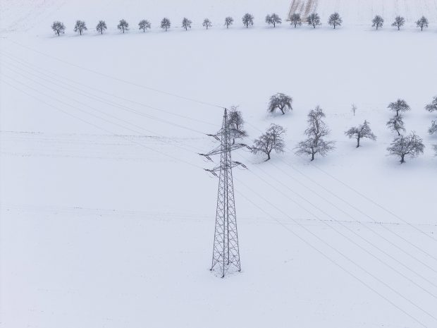 Zăpada și viscolul au lăsat sute de mii de români fără curent: 10 județe au avarii la rețeaua electrică și nu se știe când vor fi reparate