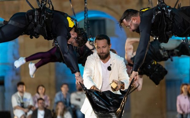 Imagine Stire Finala Power Couple România 2026. Dani Oțil le-a  înmânat trofeul și cecul marilor câștigători | 2review.ro
