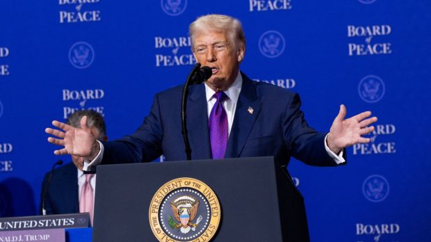 Trump ordonă desecretizarea documentelor despre extratereștri și OZN-uri. Îl acuză pe Obama că a vorbit despre subiect fără să aibă acte.