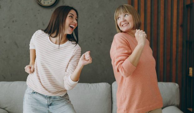 6 obiceiuri simple care te pot ajuta să rămâi tânăr mai mult timp, recomandate de un neurolog de la Harvard
