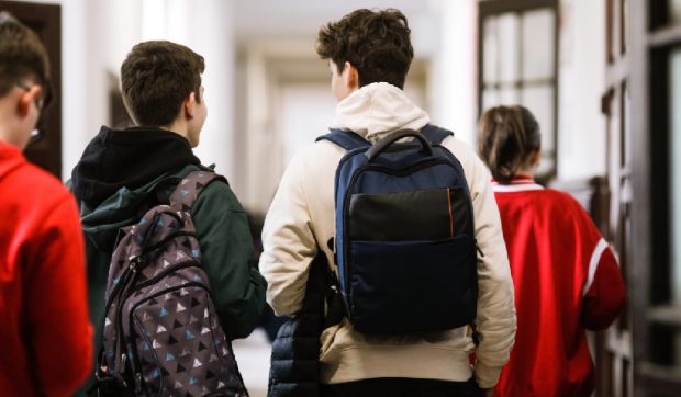 Se dau 200 de euro pentru elevi și studenți: A început înscrierea pentru achiziția de calculatoare