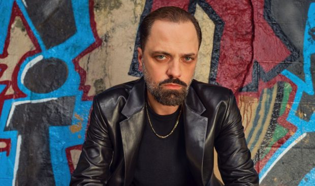 Imagine Stire Cine este Ertan Saban, actorul care vrea să cucerească publicul din România. Apare la Kanal D, în locul serialului „Fata de la fereastră” | 2review.ro
