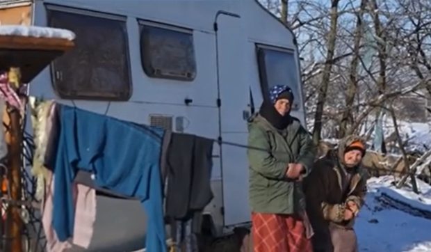 O mamă și fiica ei stau de 10 ani într‑o rulotă fără căldură: cum reușesc să facă față gerului extrem