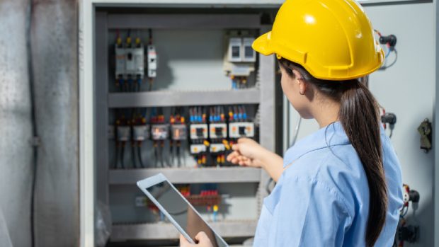 O femeie de 34 de ani a terminat facultatea de design, dar câștigă 43.000 de dolari ca electrician: „A fost un șoc”