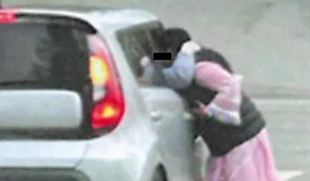 Mai mulți români au furat prin „binecuvântare” în SUA: poliția a recuperat bijuterii, inclusiv un lănțișor cu valoare sentimentală