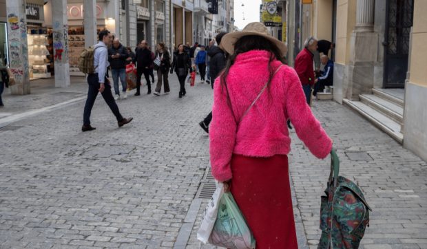 „Nu arăta ca o cerșetoare”: noua modalitate în care sunt păcăliți tinerii în orașele europene