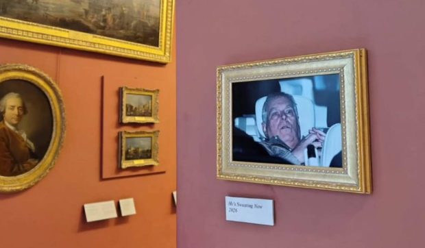 Fotografia arestării prințului Andrew, lipită pe peretele Luvrului. Activiștii: „Așa își va aminti lumea de el”