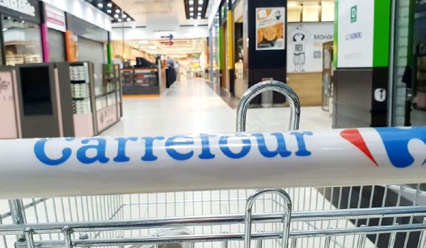 Un bărbat încuiat noaptea într-un supermarket Carrefour a umplut patru valize cu iPhone-uri, detergent și carduri Pokemon, în Franța