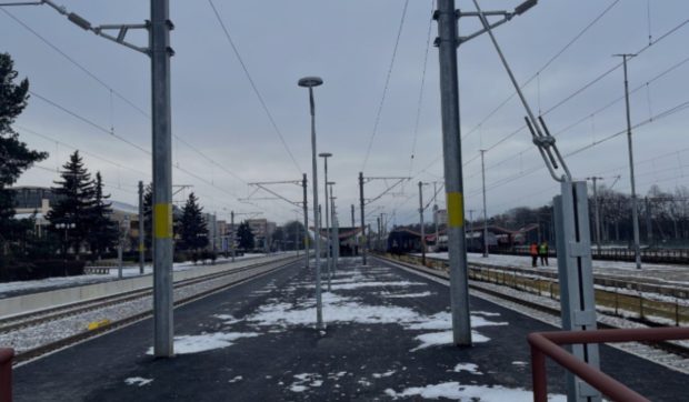 Gara din Brașov, după modernizare: „balustradă de coteț” și stâlpi în calea călătorilor