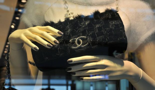 O angajată a fost concediată după ce 383 de genți Chanel au fost distruse într-o fabrică din Italia. Tribunalul a obligat compania să o reangajeze și să îi plătească 13.000 de euro