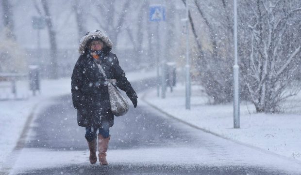 Ger, ninsori și strat de zăpadă în București și în țară până miercuri dimineață. ANM a anunțat când scăpăm de frig