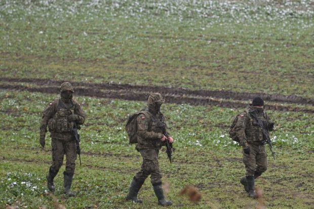 O dronă neidentificată a căzut într-o unitate militară specializată în recunoaştere şi război radioelectronic din Polonia