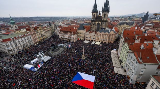 90.000 de oameni au ieșit în stradă la Praga să-l susțină pe președintele Petr Pavel și împotriva guvernului de dreapta