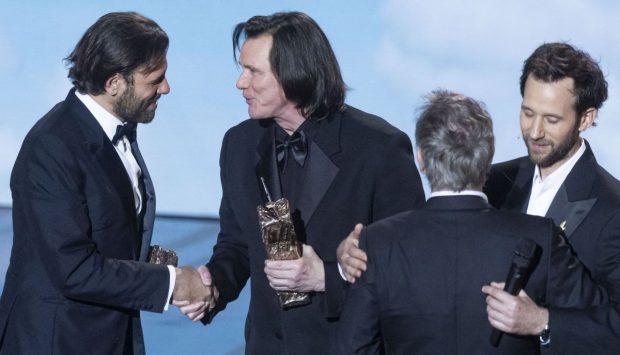 Imagine Stire Jim Carrey, de nerecunoscut în Franța: „Toți spun că e clonă! I-au făcut ceva sau nu e el”. Apariție rară alături de iubită | 2review.ro