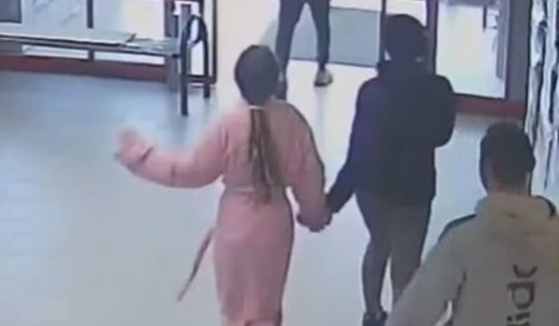 Două hoațe din Timiș, surprinse când pleacă dintr-un magazin dansând pe lângă victima căreia i-au furat portofelul | VIDEO