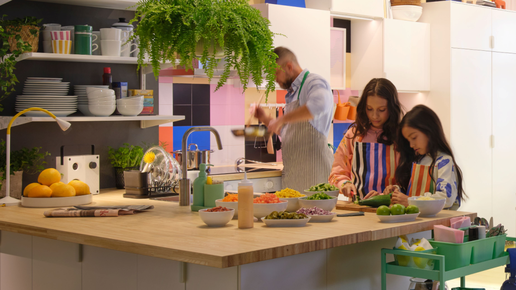 Bucătăria este “inima casei”: Spațiul în care românii gătesc, mănâncă și petrec timp împreună, arată un nou studiu IKEA