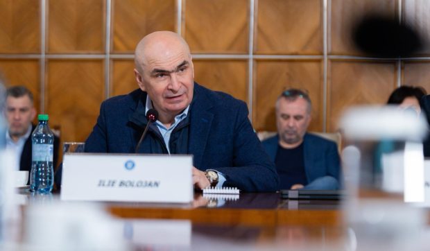 Ce este kurzarbeit, măsura pe care Dan Șucu i-a propus-o lui Ilie Bolojan să o adopte: crede că ar reduce creșterea șomajului