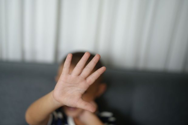 În Brăila, un copil de doar 2 ani s-a întors cu vânătăi de la creșă, după ce a stat în „pătuțul pedepsiților”