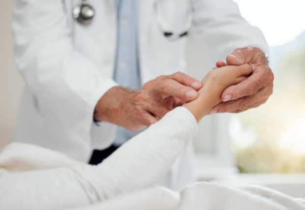 O fetiță de 6 ani se micșorează, iar medicii se străduiesc din greu să rezolve acest „mister medical”