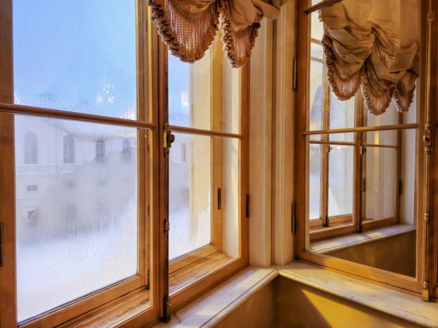 Ți se aburesc geamurile și ai mucegai în casă? Trucul simplu care te scapă de aceste probleme și nu costă aproape nimic