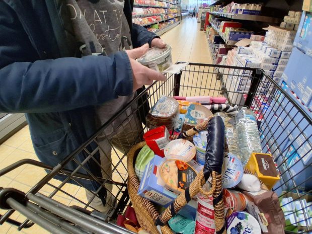 O femeie a umplut 10 sacoșe într-un Lidl, unde a câștigat un minut de cumpărături gratis