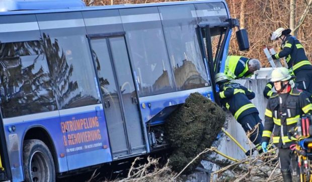 O fată de 13 ani a murit și 6 oameni au fost răniți după ce un autobuz a intrat în plină viteză în zidul unei case, în Munchen