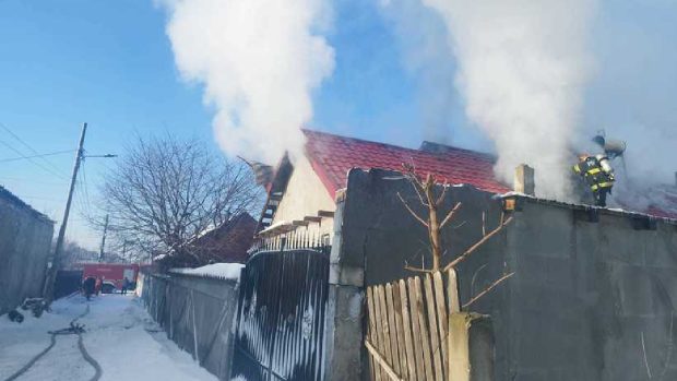 Incendiu puternic la o casă din Constanța: șase persoane, printre care trei copii, au fost evacuate. O femeie a fost dusă la spital