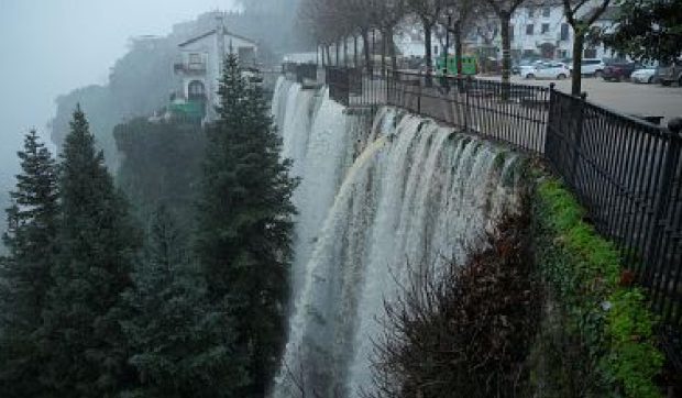 Apa țâșnește din prize și barajul cedează în curând: mii de oameni au fost evacuați, din cauza inundațiilor din Spania