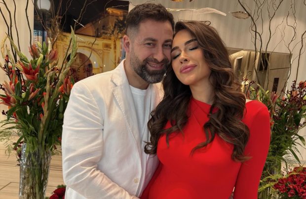 Imagine Stire Iustina, de la „Insula Iubirii” 2024, gravidă pentru a doua oară. Cum a apărut în Dubai, alături de soțul ei, Cornel | 2review.ro