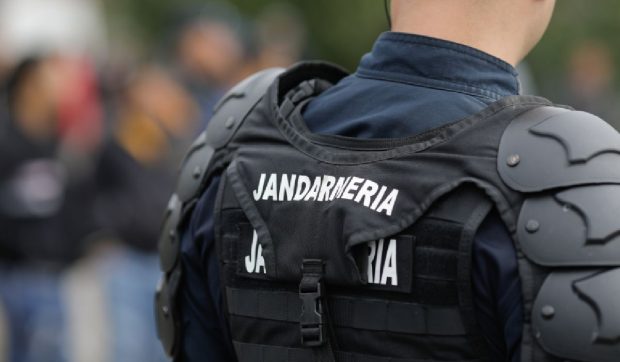 Un jandarm s-a prăbușit din senin și a murit pe stradă, în timpul serviciului. Sindicaliști: „Bolojan vrea să ne pensionăm la 65! Și colegii mor la 30, 40, 50 de ani”