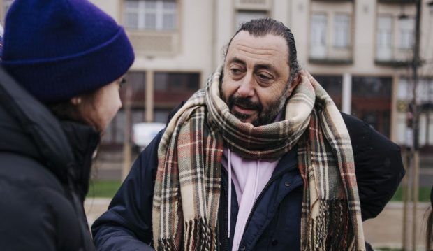 Imagine Stire Cum a ajuns Jesus del Cerro în România și în ce zone din țara noastră visează să filmeze: „Loc spectaculos, energie aparte” | 2review.ro