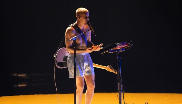 Imagine Stire Justin Bieber a cântat în chiloți și șosete la Premiile Grammy 2026. Prestația lui a fost considerată neconvențională | 2review.ro