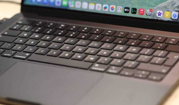 Când se lansează MacBook-ul „de buget” și ce alte produse va prezenta Apple la următorul eveniment
