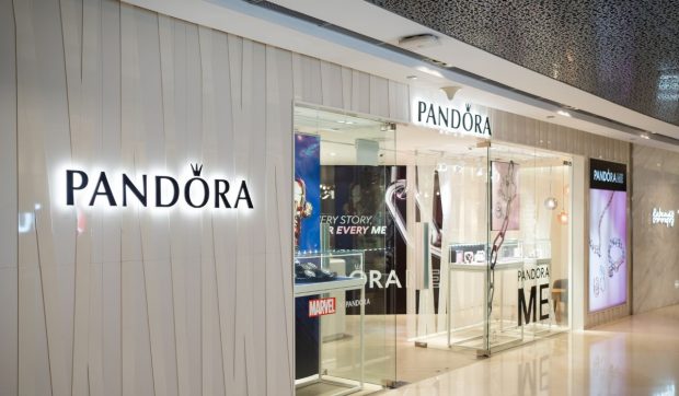 Pandora renunță la bijuteriile din argint și le va înlocui cu platină: prețul metalului prețios s-a dublat în ultimul an
