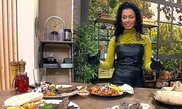 Imagine Stire Rețete simple de shaorma de pui și kebap de vită oferite de Majda Aboulumosha. Cum să faci acasă preparatele adorate de români | 2review.ro