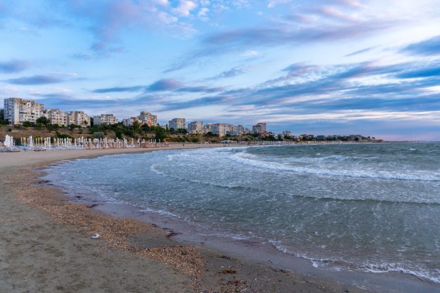 Cât costă în 2026 să închiriezi o plajă din Mamaia dacă ai un eveniment privat. Tarifele sunt pe oră, dar și pe zi
